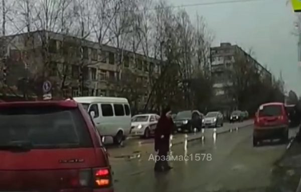 Доброе видео: в Арзамасе юноша перевел через дорогу бабушку, растерявшуюся в потоке машин