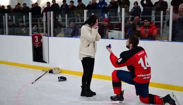 Нижегородский хоккеист сделал предложение руки и сердца своей девушке сразу после матча