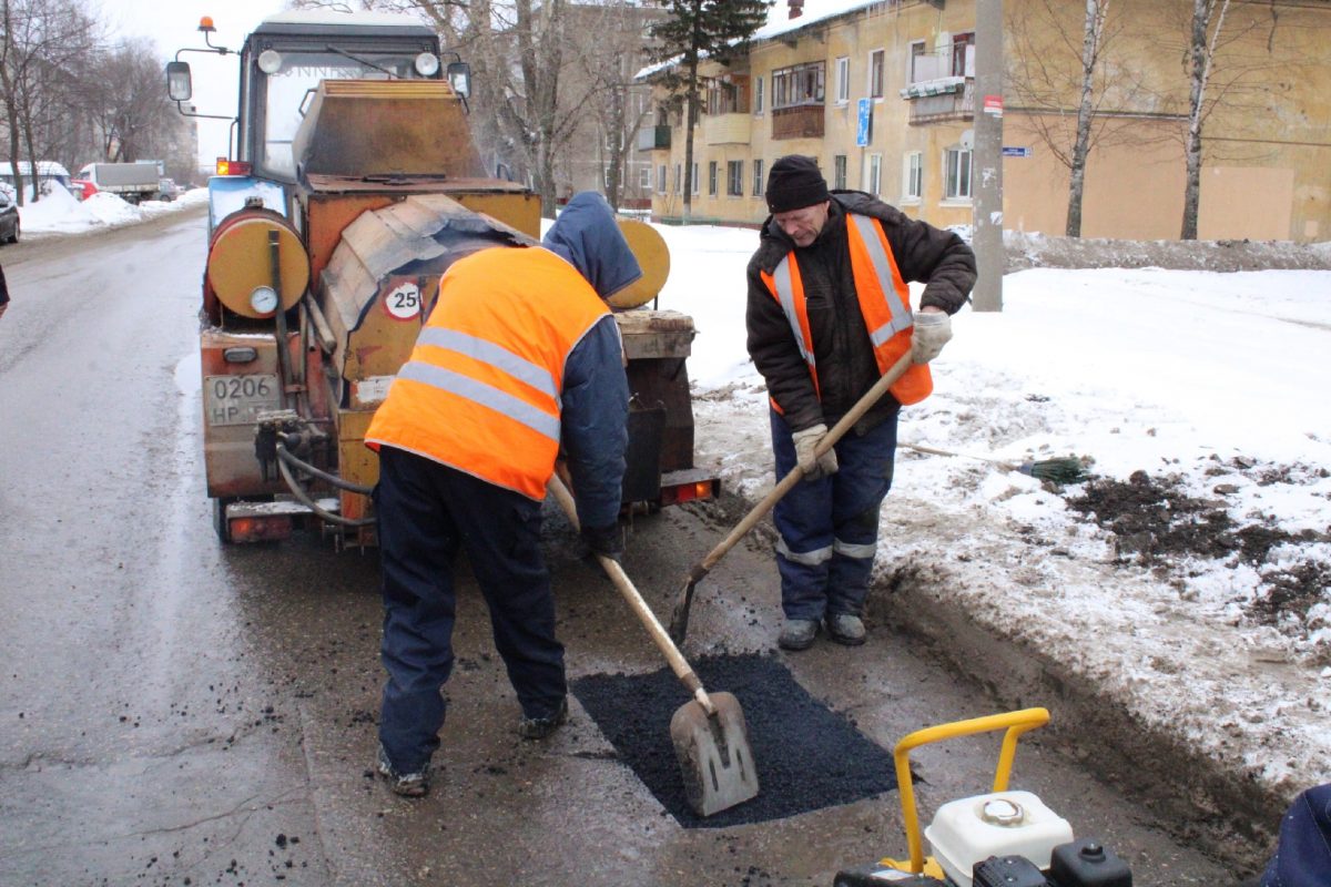 На 30 участках дорог в Автозаводском районе ликвидировали ямы