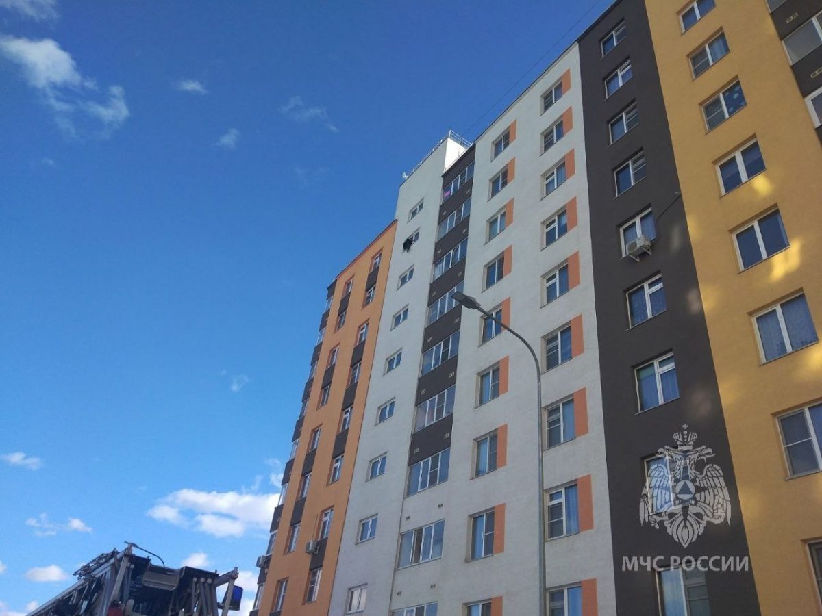Мужчину, который вылез из окна на улице Бурнаковской, пытаются спасти сотрудники МЧС