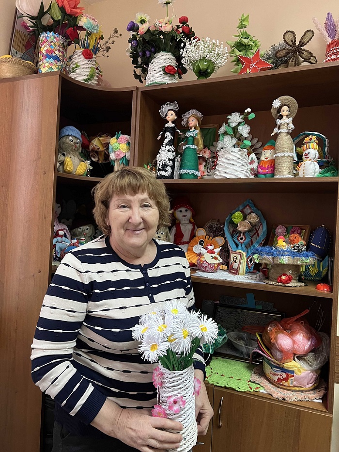 Инструктор трудотерапии Лидия Обрядина показывает коллекции игрушек, сделанных отдыхающими