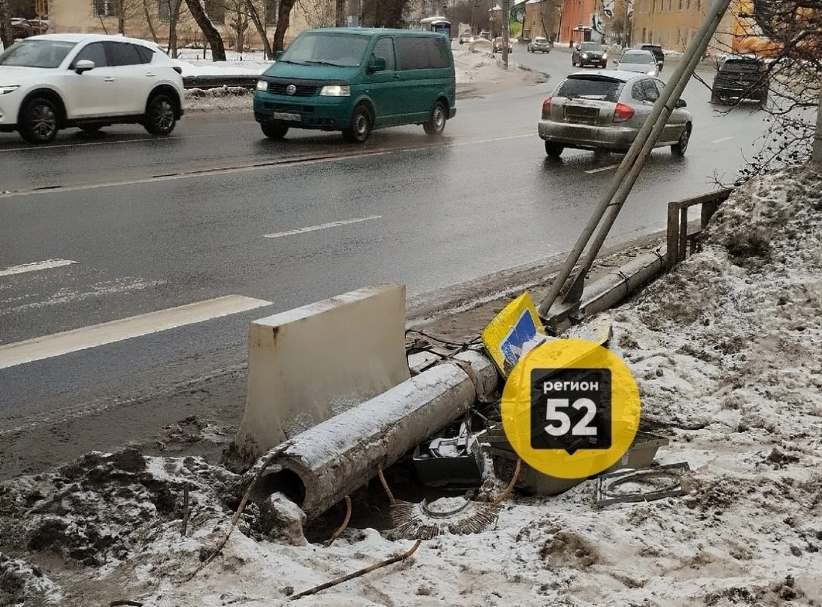 Столб со светофором уже несколько дней лежит на проезжей части в Нижнем Новгороде