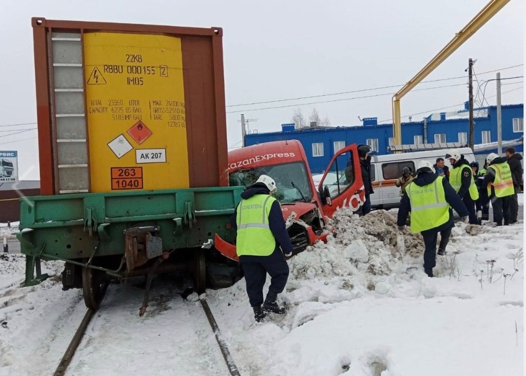 Грузовик столкнулся с поездом на железнодорожном переезде в Дзержинске