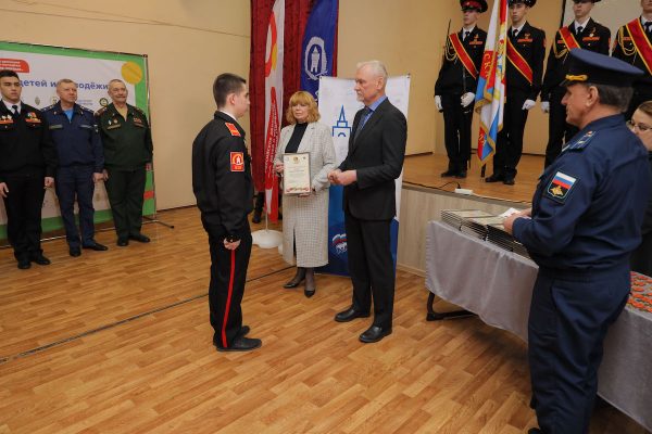 Нижегородским кадетам вручили памятные медали за участие в Параде Памяти в Самаре
