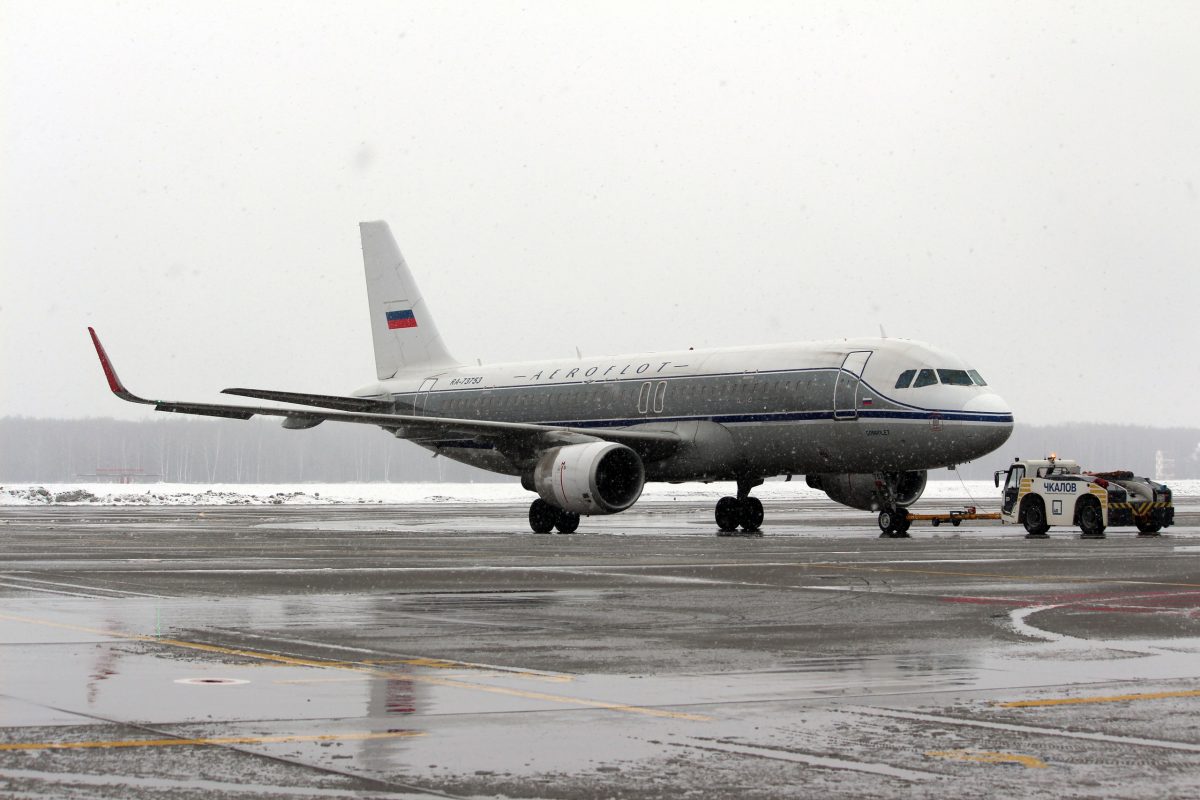 Самолет в ретроливрее прилетел из Москвы в Нижний Новгород