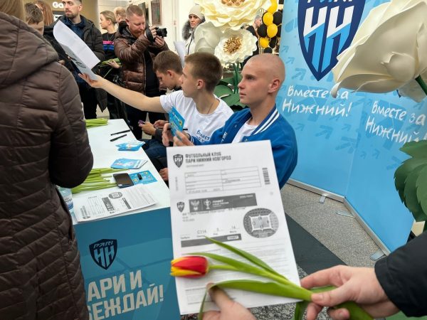 Футболисты «Пари НН» подарили нижегородкам билеты на матч и цветы