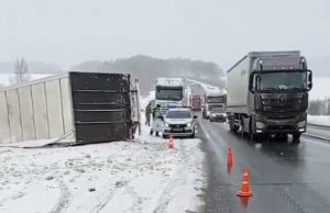 Фура перевернулась на трассе в Кстовском районе