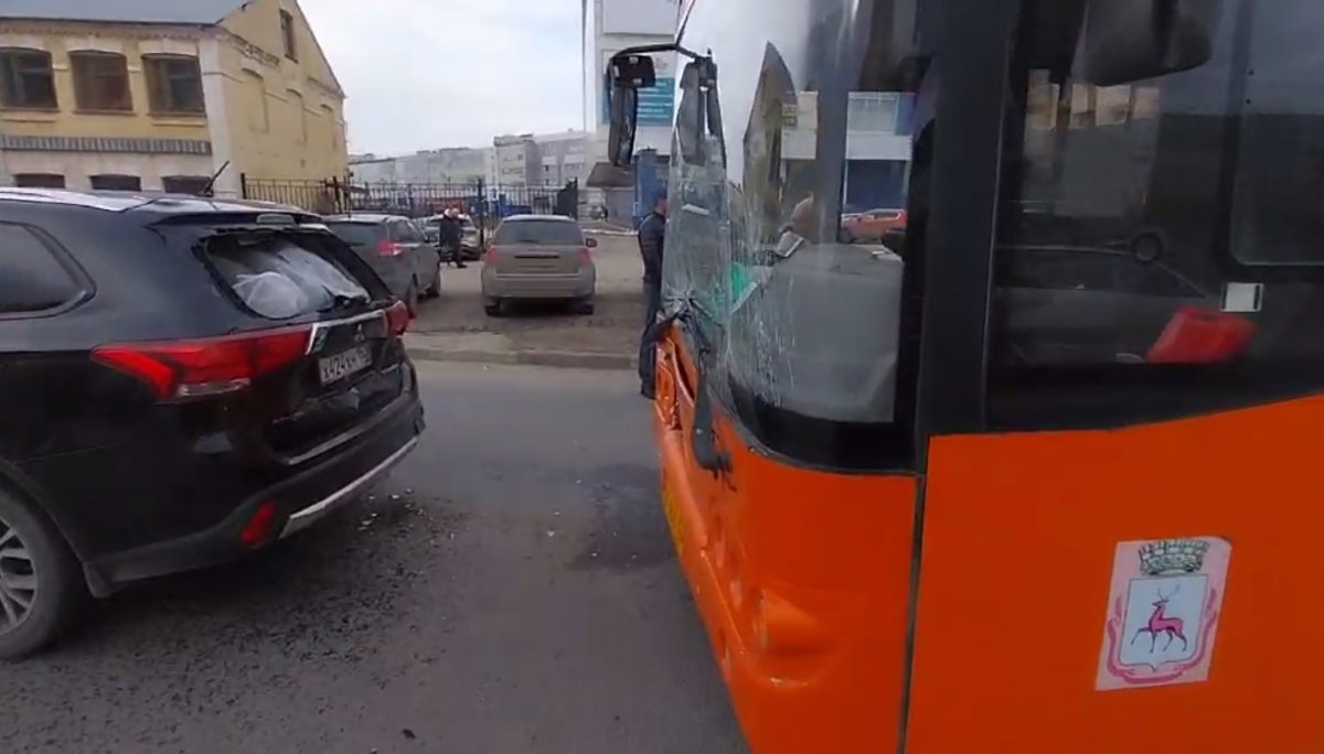 11-летний ребенок пострадал из-за столкновения автобуса с иномаркой в Нижнем Новгороде
