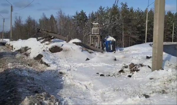 Автомобиль съехал в кювет из-за брызг от попутки в Дзержинске
