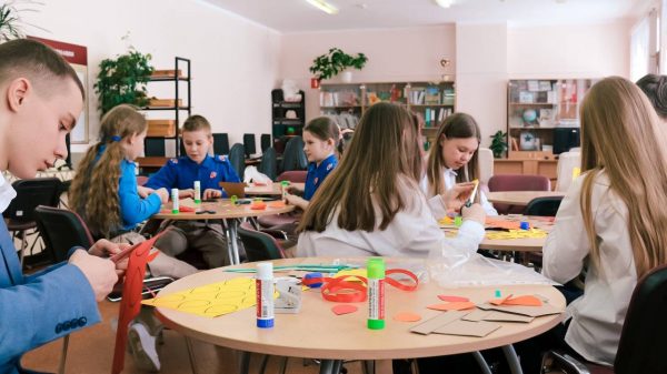 Юные нижегородцы из «Движения Первых» поздравили жительниц региона с Международным женским днем