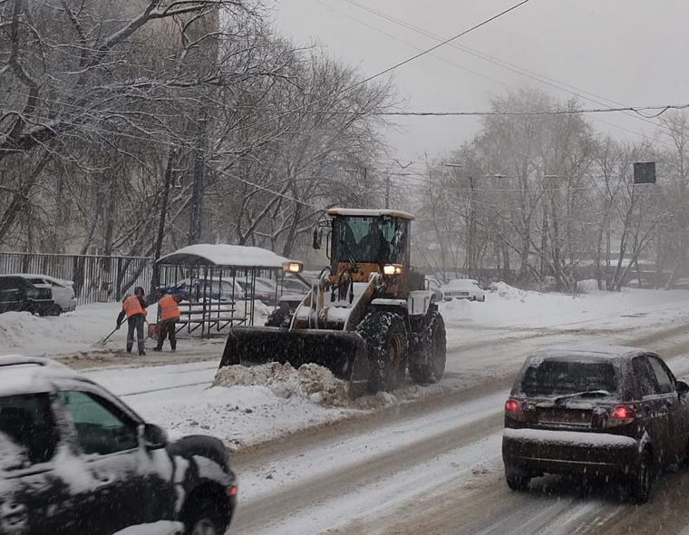 Более одной тысячи рабочих и 640 спецмашин вышли на уборку Нижнего Новгорода из-за снегопада