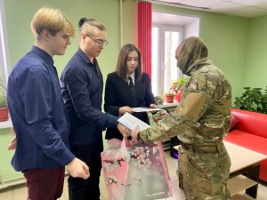 Студенты Нижегородского губернского колледжа встретились с бойцом СВО и передали ему подарки и письма