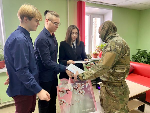 Студенты Нижегородского губернского колледжа встретились с бойцом СВО и передали ему подарки и письма