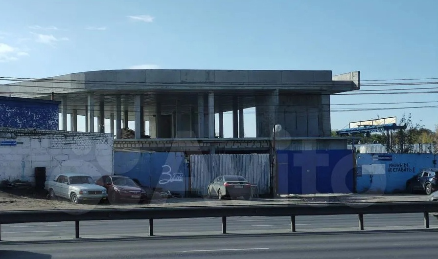 Двухэтажный недострой продается на Комсомольском шоссе за 70 млн рублей
