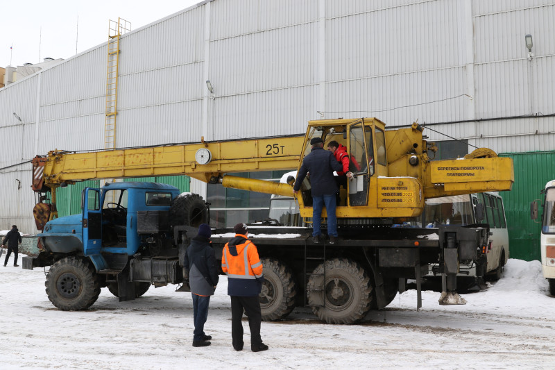 Автокран на базе шасси Урал мощностью 230 лошадиных сил и грузоподъемностью 25 тонн предназначен для использования в гражданской и военной сферах