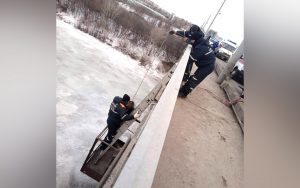 Спасатели помогли нижегородцу, чуть не упавшему с Канавинского моста