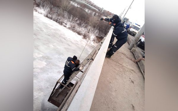 Спасатели помогли нижегородцу, чуть не упавшему с Канавинского моста