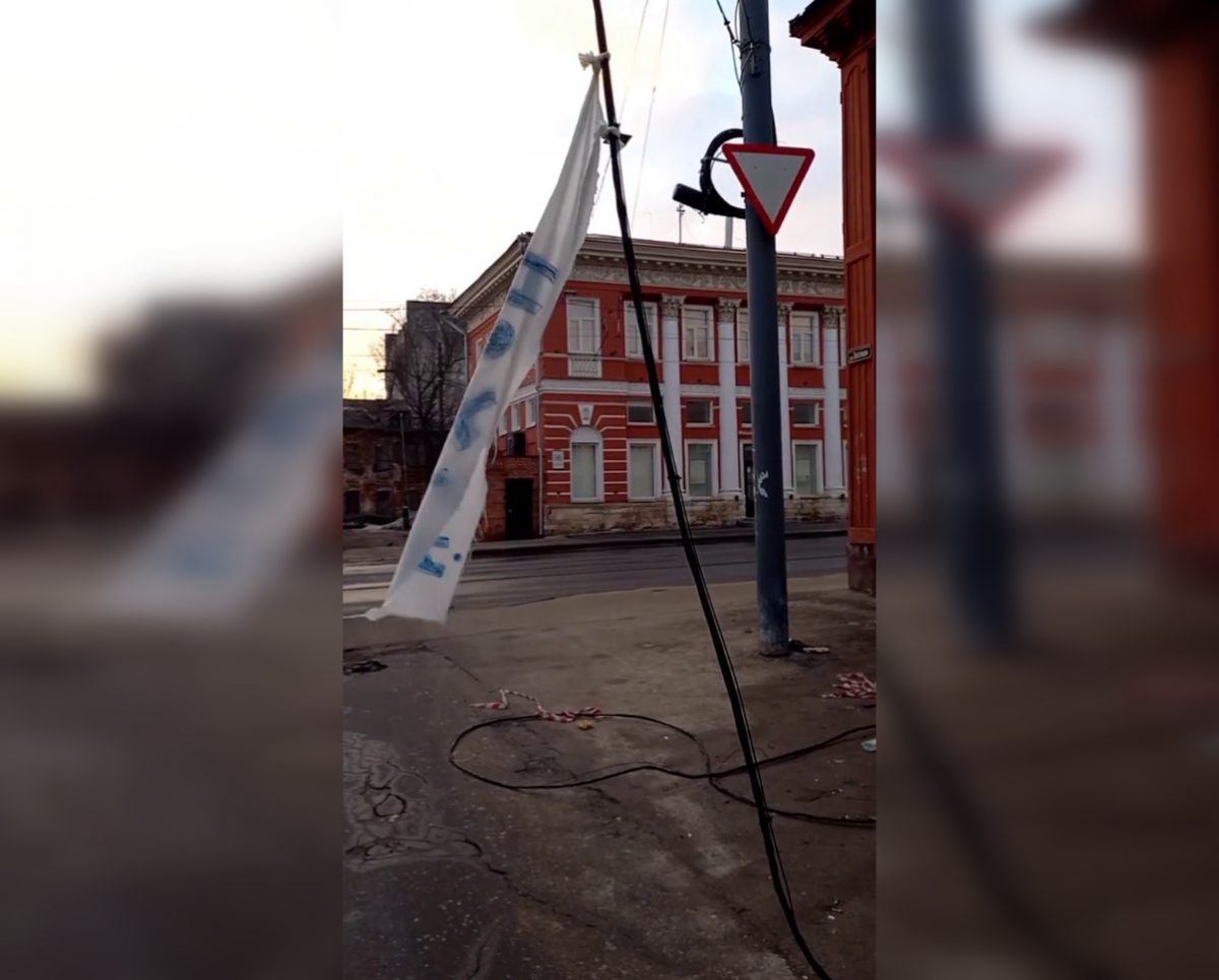 Оборванные электропровода бесхозно висят в центре Нижнего Новгорода