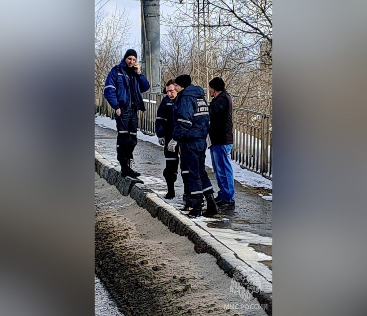 Спасатели МЧС предотвратили падение с моста мужчины в Нижнем Новгороде