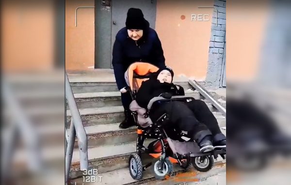 Ребенок-инвалид из Дзержинска не может выйти из дома из-за отсутствия пандуса и спецколяски