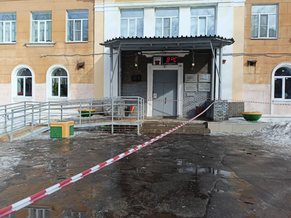 Альпинисты очистят кровлю школы №69 в Нижнем Новгороде после падения ледяной глыбы