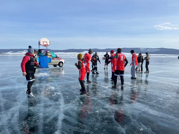 Нижегородцы сыграли в баскетбол на льду Байкала