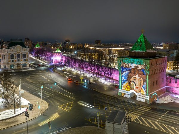 Праздничная подсветка со знаменитыми нижегородками украсила Дмитриевскую башню кремля