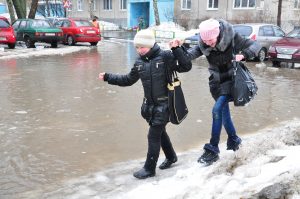 Во дворах Нижнего Новгорода стало невозможно передвигаться: что делают коммунальщики