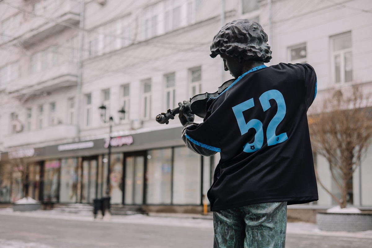 Скульптуры и памятники Нижнего Новгорода «примерили» футбольную форму