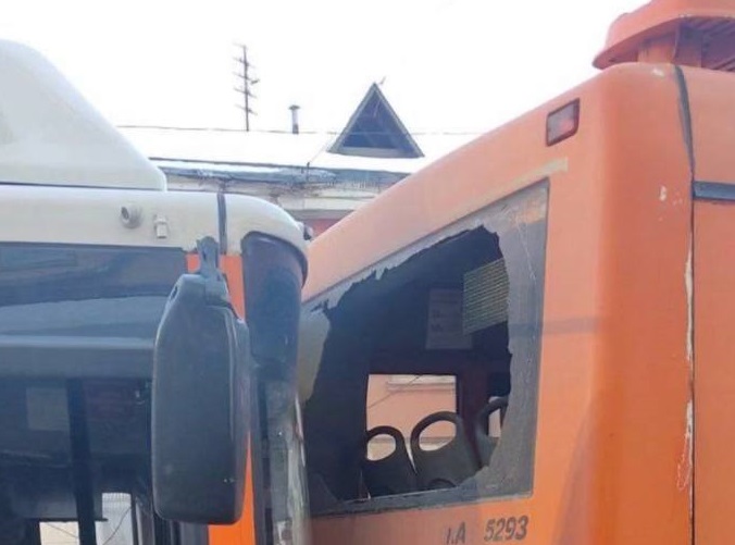 Два автобуса столкнулись на остановке общественного транспорта в Нижнем Новгороде