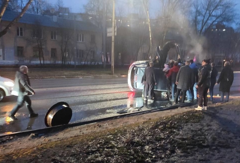 Машина перевернулась из-за наезда на поврежденный колодец в Нижнем Новгороде