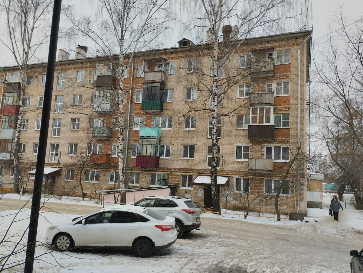 Жители многоквартирного дома в Выксе с помощью ГЖИ добились ремонта фасада
