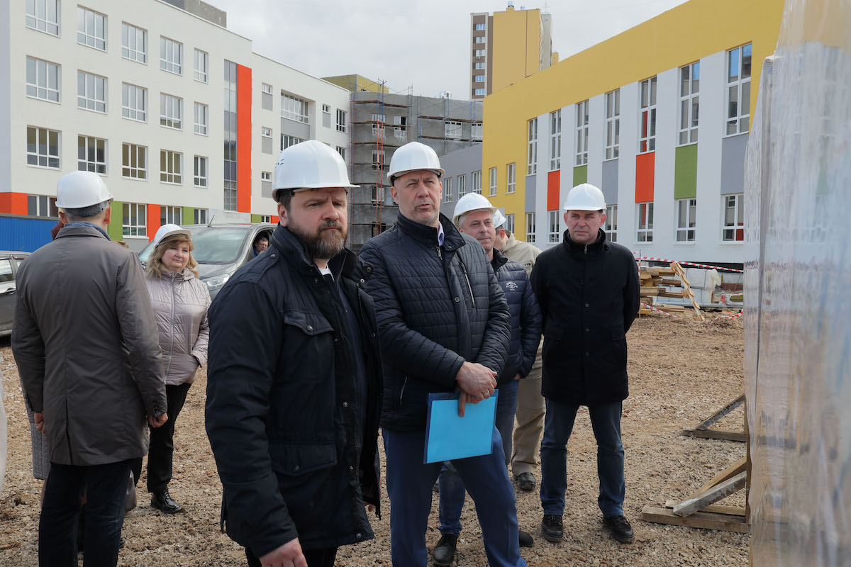 Юрий Станкевич проверил ход строительства школы и капремонта гимназии в Нижнем Новгороде