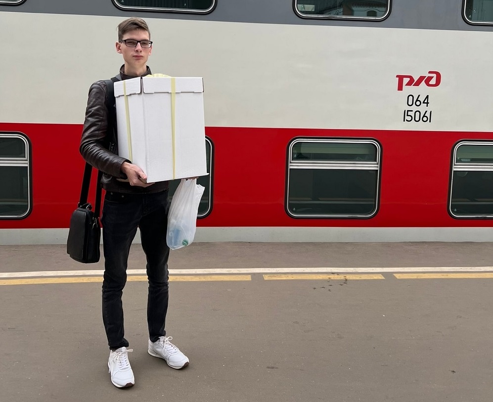 Вот так Даниил транспортировал конкурсный торт в Москву