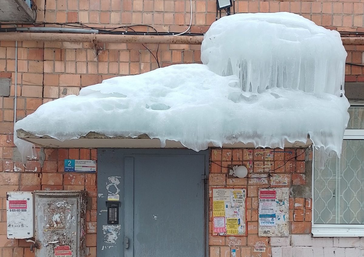 Нижегородцы жалуются на огромную глыбу льда на крыше подъезда жилого дома