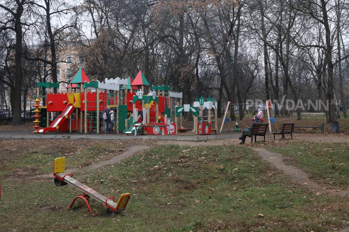 Детские площадки приводят в порядок во всех районах Нижнего Новгорода после зимы