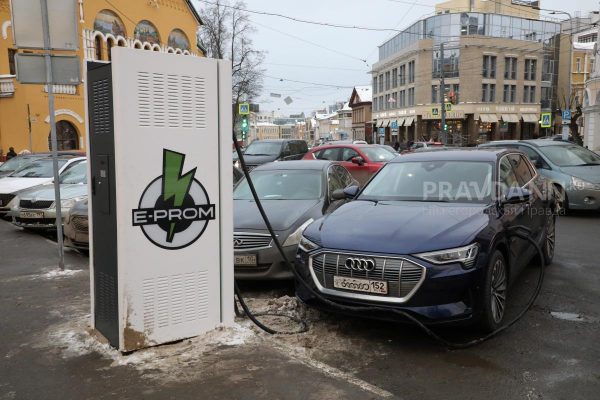 Парковку около электрозаправок на улицах Луначарского и Рельсовой ограничат с 27 марта