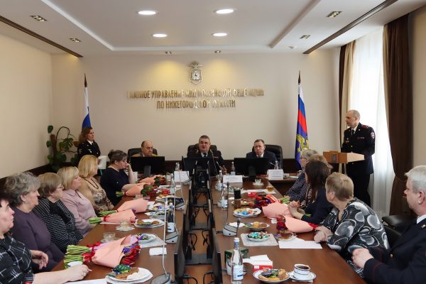 Волонтеры Победы поздравили родственников погибших сотрудников ОВД с Международным женским днем