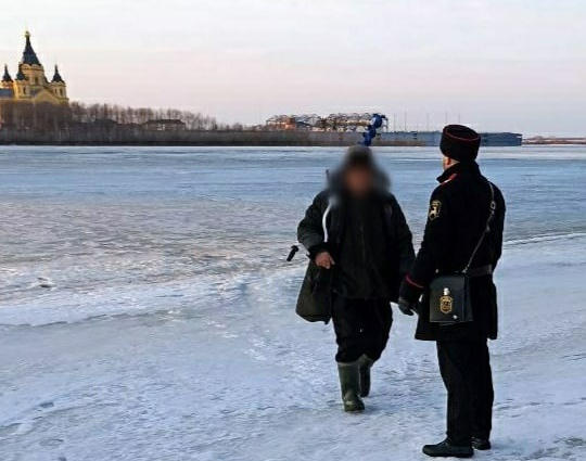 Городовой выманил рыбака с тающего льда Оки в Нижнем Новгороде