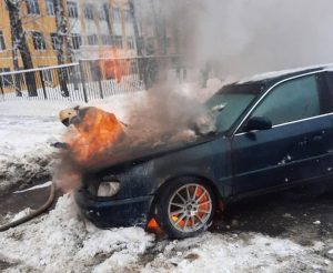 Легковой автомобиль загорелся около школы №29 в центре Нижнего Новгорода