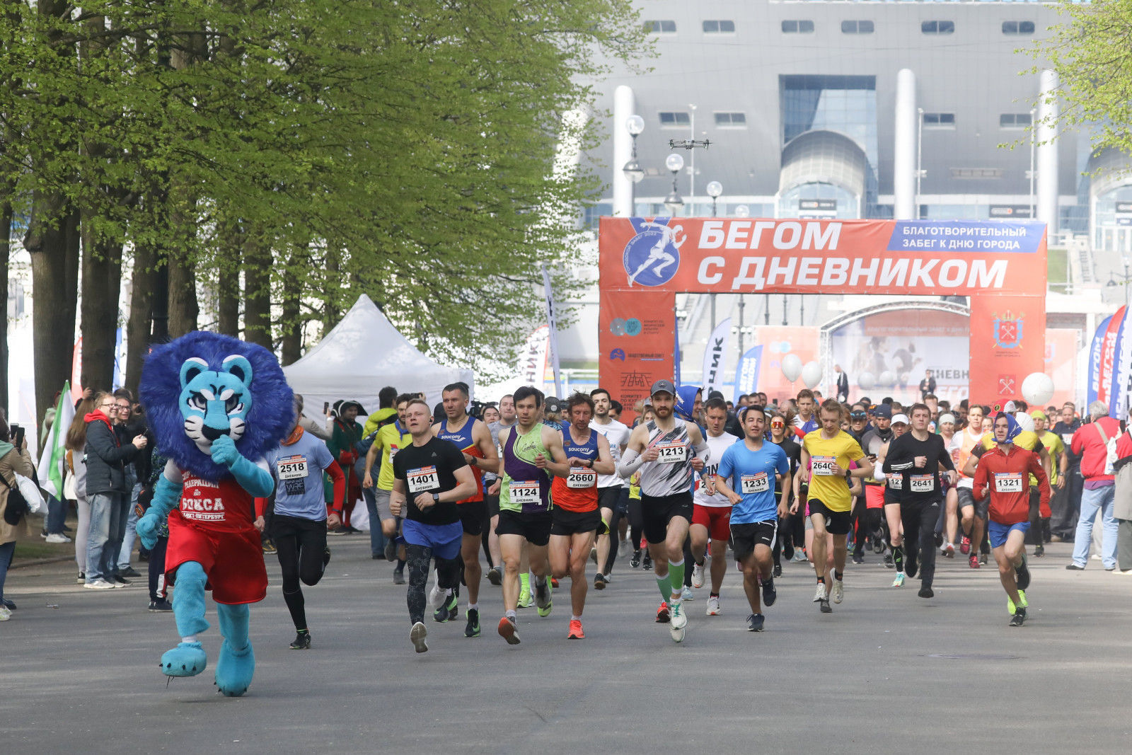 Забеге участвовали 5. Спортивный забег. День бега. Детский парковый забег. Спорт в России.