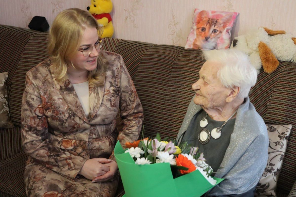 Ветеран Великой Отечественной войны нижегородка Нина Куличкова принимает поздравления со 100-летним юбилеем