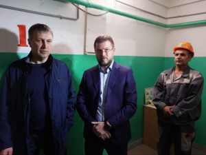 Глава Дзержинска Иван Носков проверил реализацию кампании по замене лифтового оборудования
