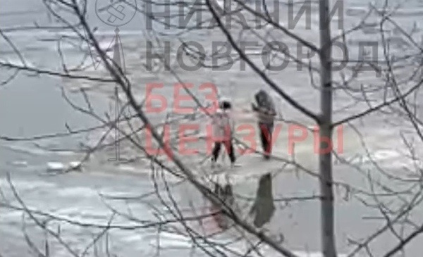 Две девочки из спортивного лагеря провалились под лед на Горьковском море