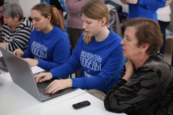 Волонтеры Победы помогают нижегородцам принять участие в голосовании в рамках проекта «Вам решать!»