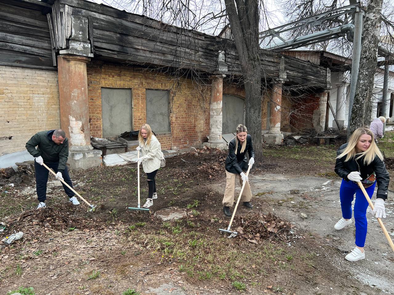 В Нижнем Новгороде прошел субботник в усадьбе Рябининой в рамках акции  «Всероссийский день заботы о памятниках истории и культуры» | Нижегородская  правда