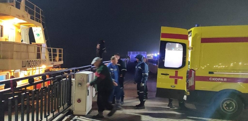 Спасатели помогли эвакуировать больного нижегородца с плавучего крана на Оке в Ленинском районе