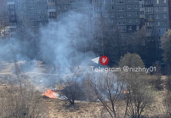 Сухая трава загорелась в микрорайоне Верхние Печеры