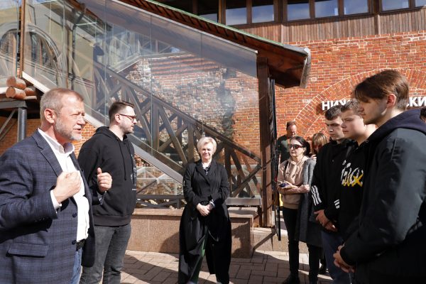 Олег Беркович провел экскурсию по кремлю для студентов региона, помогающих военным на&nbsp;СВО