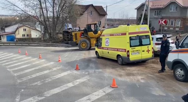 Самосвал перевернулся после столкновения с легковым автомобилем на улице Лысогорской